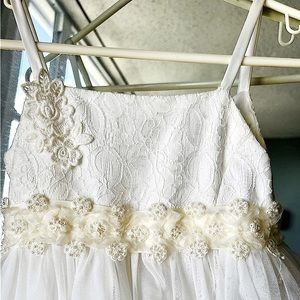 Girl formal dress. Offwhite color. Size 8